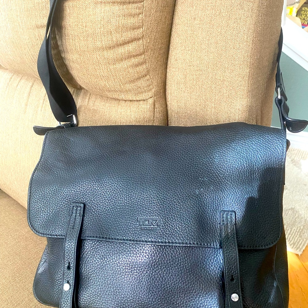 TUMI LEATHER MESSENGER BAG